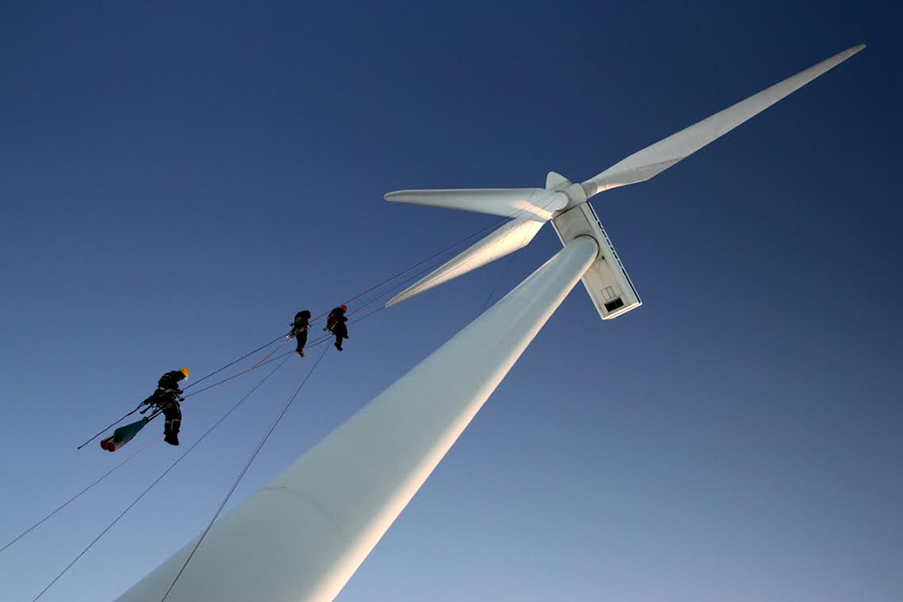 Elevating wind turbine lift maintenance